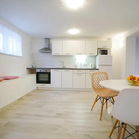 S&j Apartment *