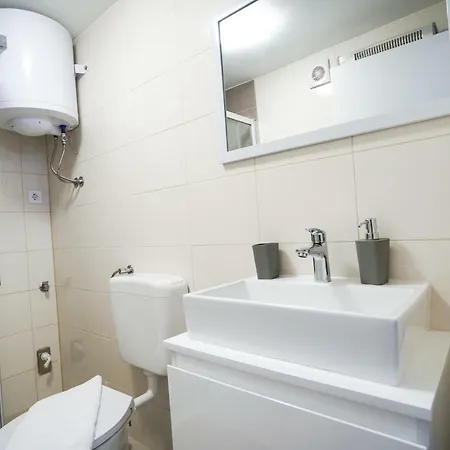 S&j Apartment *